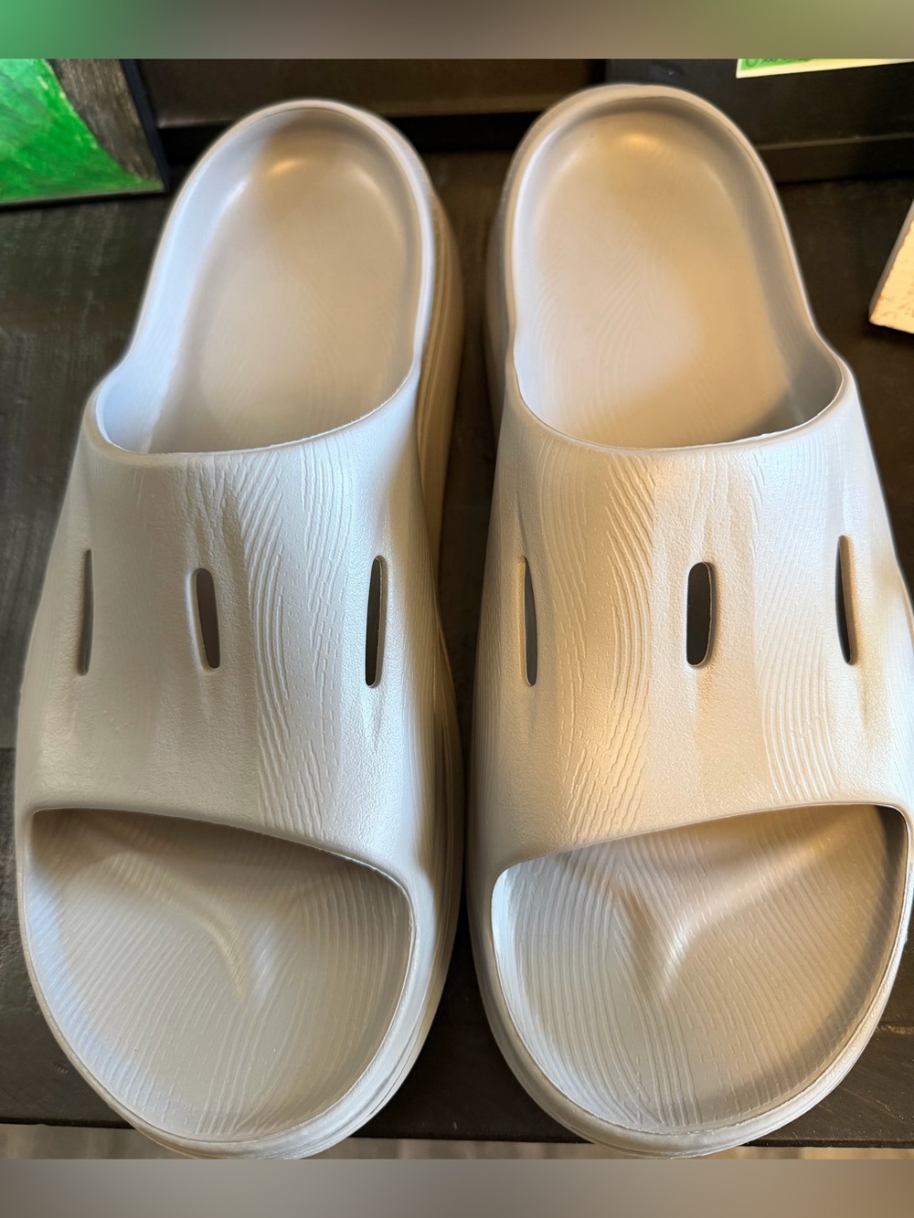 Hoka men’s 14 slides- new no box